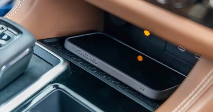 Nissan integra la ricarica wireless Qi2 su Pathfinder e Murano