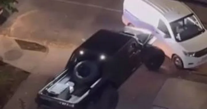 Giustiziere col pick-up 6x6 libera di forza la corsia d'uscita del box | Video
