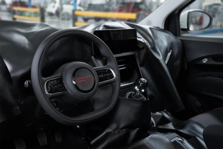 Fiat 500 Ibrida, la scelta del cambio manuale fa discutere
