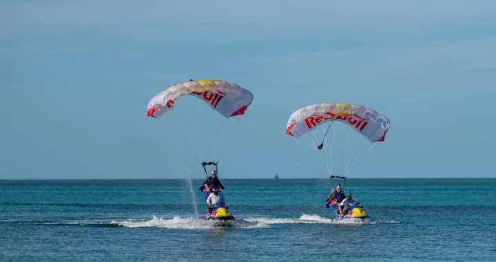 Paracadutisti intercettano due moto in volo: l’impresa di Red Bull [VIDEO]