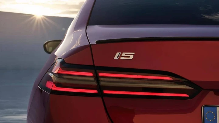 Bmw i5, aggiornamenti tecnologici senza aumento di prezzo: novità