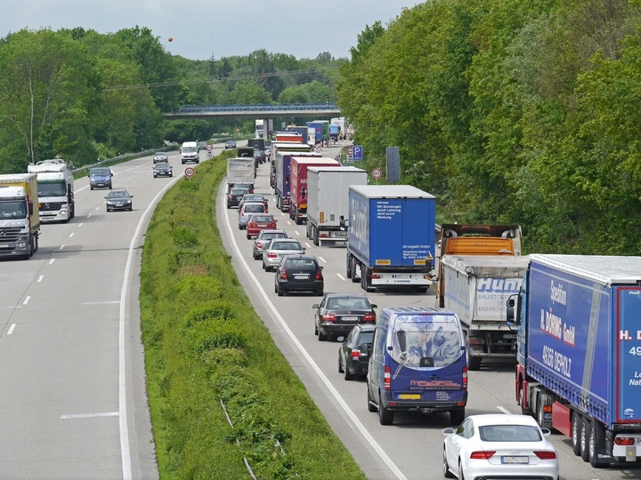 Autostrada del Brennero: tenta il suicidio, salvato da tir e Carabinieri