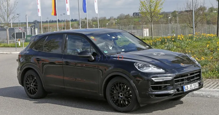 Parcheggia la Porsche in sosta vietata, la multa è di 20.000 euro