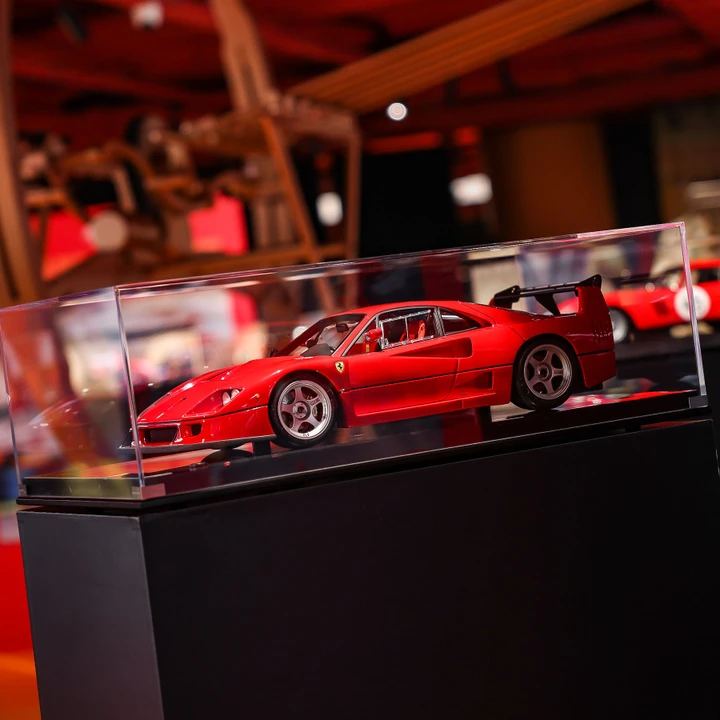 Ferrari F40 Competizione in scala 1:8 per sognare in salotto a Natale