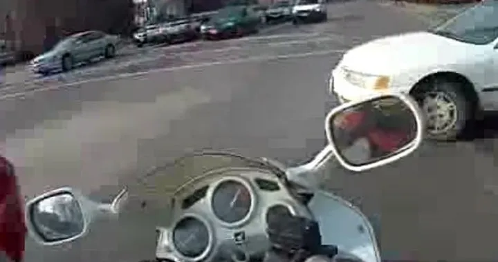 Incidente pauroso, motociclista illeso [Video]