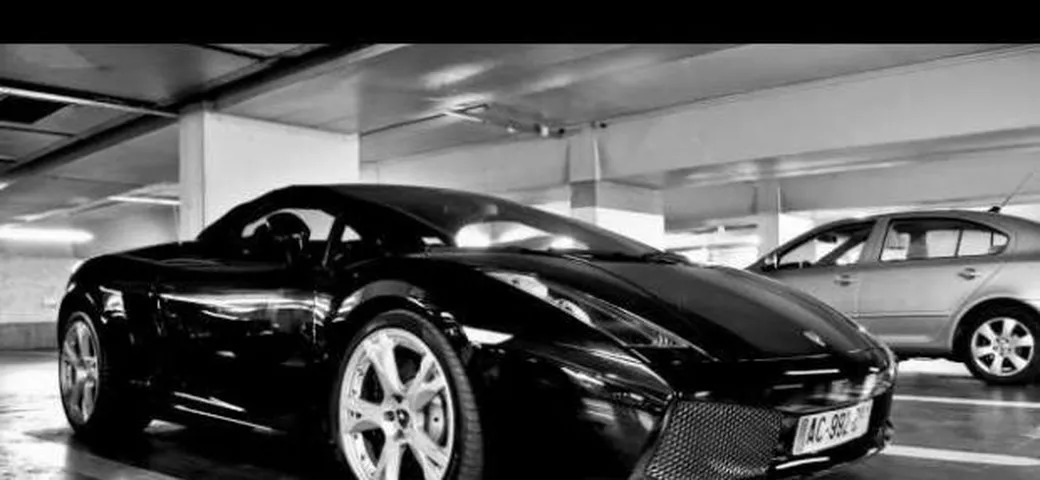 Parigi: incendio a Place Vendome, distrutte 15 supercar