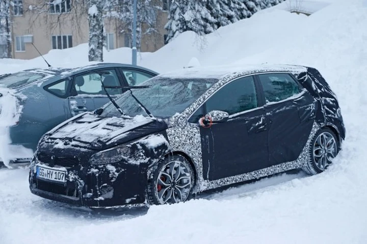 Kia Cee'd GT: foto spia del facelift