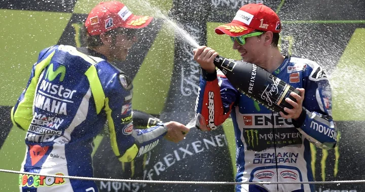 MotoGP Montmelò, dominio Yamaha con Lorenzo e Rossi. Marquez ko