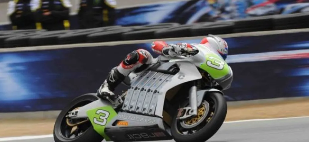 FIM e-Power: a Laguna Seca vince in volata Michael Czysz su MotoCzysz