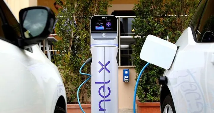 Enel X: aumento delle tariffe a consumo per le colonnine di ricarica