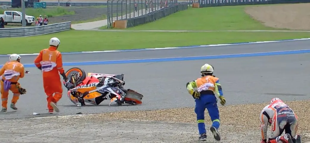 MotoGP Thailandia, pauroso incidente per Marc Marquez