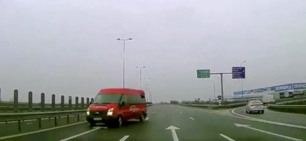 Furgone rosso contromano sull'Autostrada, tragedia sfiorata
