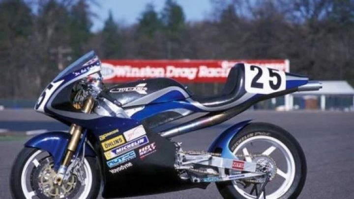 Tularis 800cc 2 tempi: la F1 e una motoslitta fuse in una moto da GP
