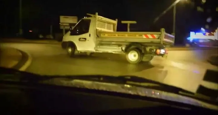 Video: Drift in rotonda con il camion
