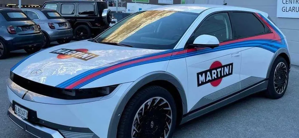 Hyundai Ioniq 5: con la livrea Martini Racing si ispira al mito