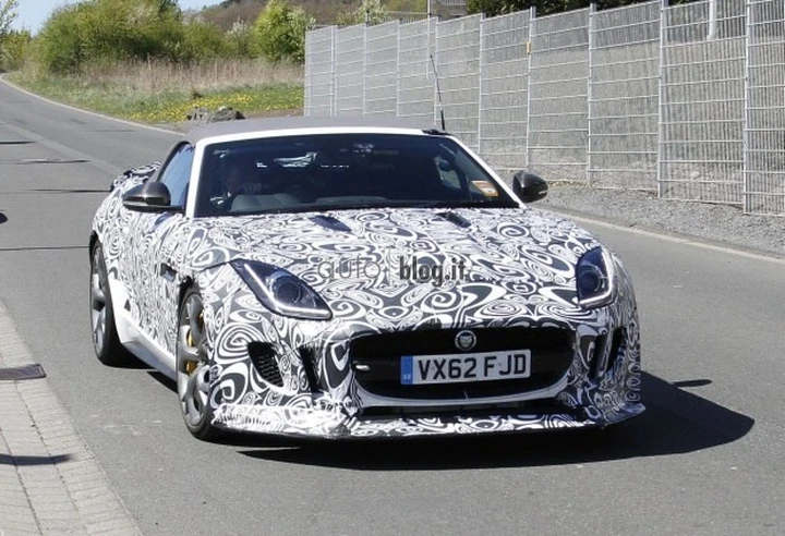 Jaguar F-Type RS: foto spia di una variante alleggerita?