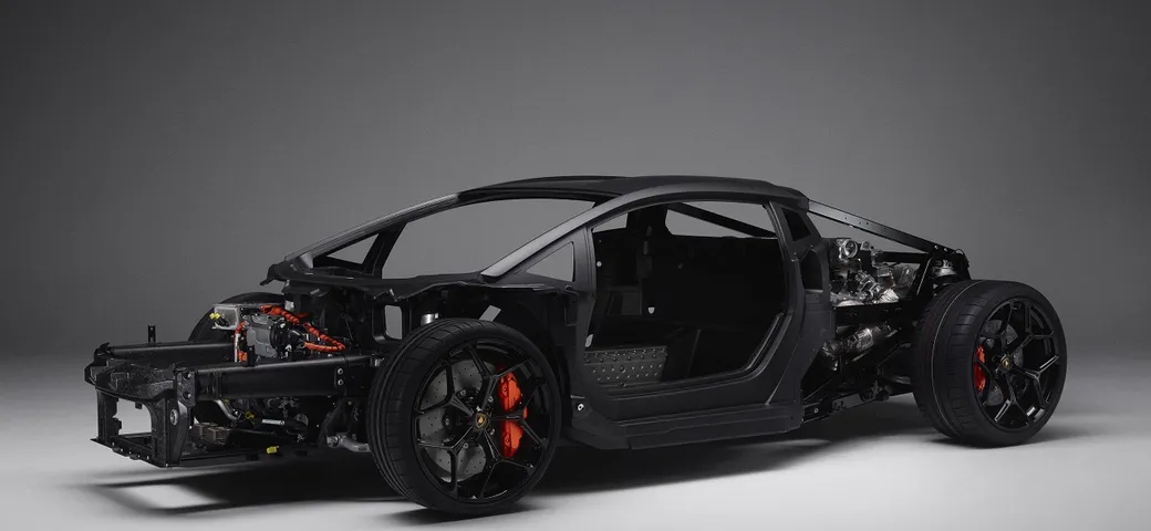 Lamborghini LB744 ha una nuova monoscocca in carbonio