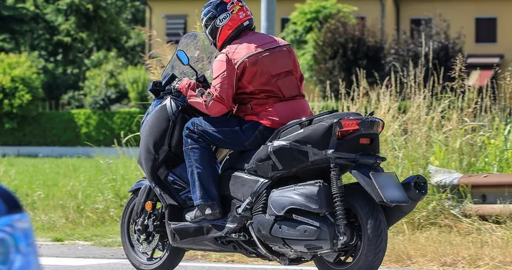 Yamaha XMAX 250 e 400 MY 2017: prime foto spia