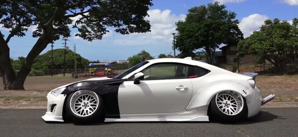 Subaru BRZ: il tuning con le ruote storte (e velocità limitata) | Video