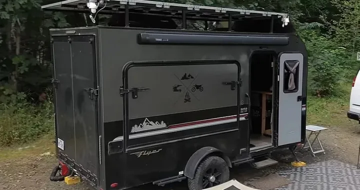 Vivono in 9 metri quadrati e portano con sé 6 moto: la casa è completamente off-grid