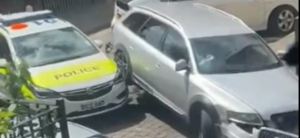 Automobilista impazzito distrugge l'auto della polizia [Video]