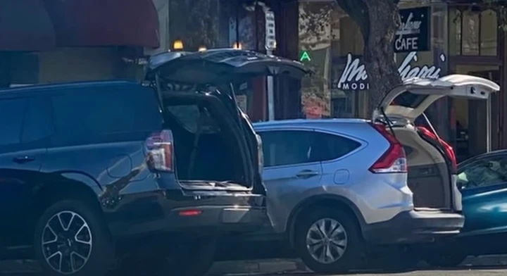 California: lasciano le auto con il portellone spalancato... per prevenire i furti