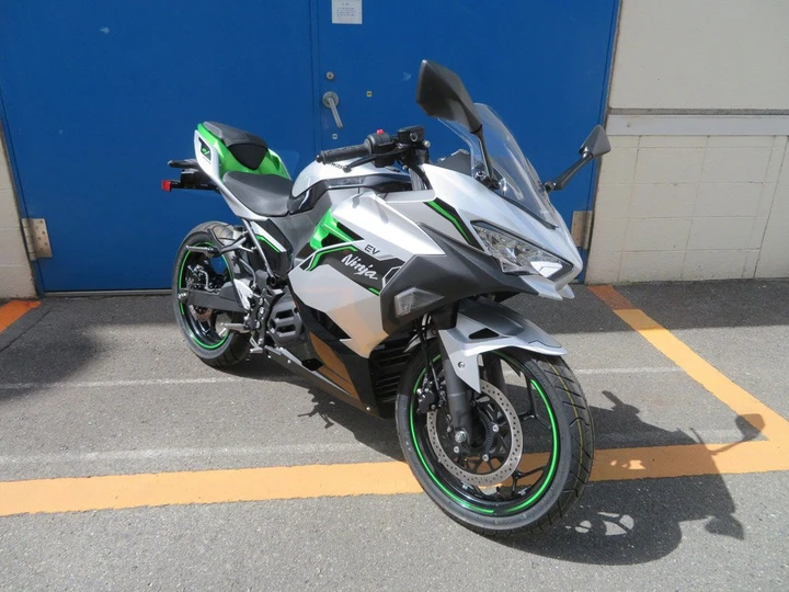 Kawasaki Ninja e-1 e Z e-1: emergono nuovi dettagli sulle specifiche