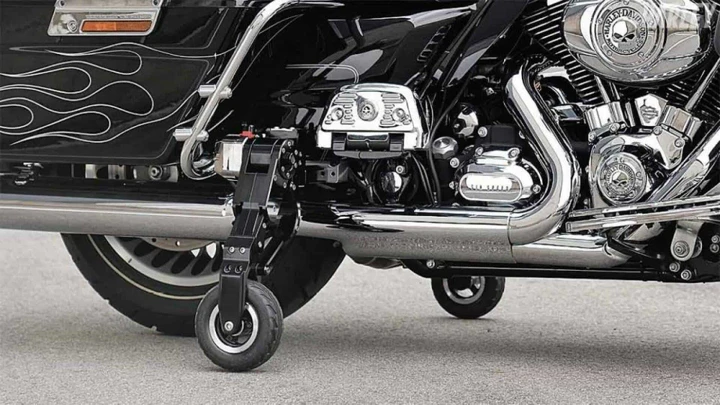 Invecchiare in Harley, con il kit di rotelle da moto
