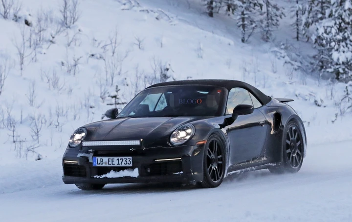 Porsche 911 Turbo S cabrio: foto spia sulla neve