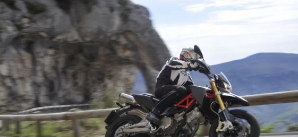TEST: Faccia a faccia con l'Aprilia Dorsoduro 750 Factory 2010
