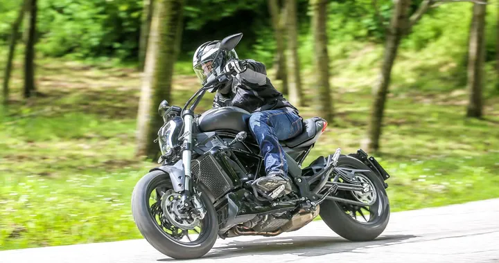 Benelli 502C: primo contatto con la cruiser pesarese