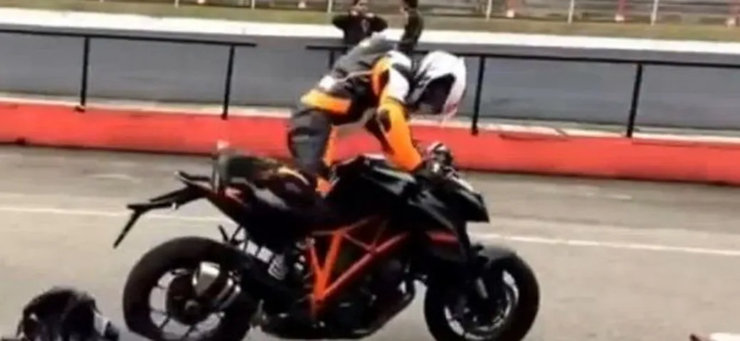KTM 1290 Super Duke R: le bastano pochi secondi per punire gli imprudenti [Video]