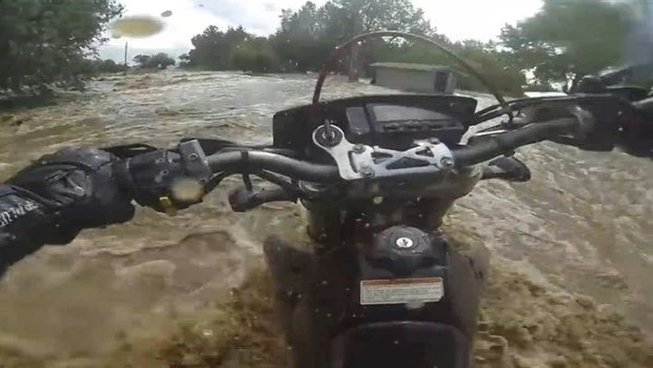 Sfidare un alluvione in moto? Pessima idea... [video]