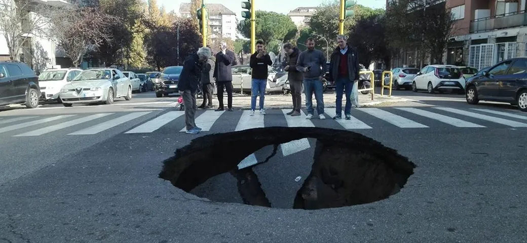 Roma, si apre una voragine in Via Ambrosini [VIDEO]
