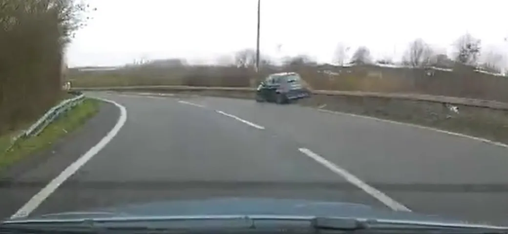 Sorpasso azzardato allo svincolo: perde il controllo e si schianta [Video]