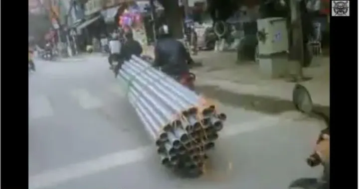 Trasporto speciale sulle strade del Vietnam [Video]