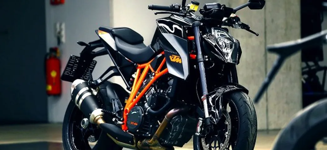 KTM 1290 Super Duke R in nero: nuove immagini
