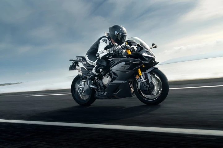 CFMoto 750SR-S 2026: quattro cilindri, 110 CV e dotazione premium a prezzo competitivo