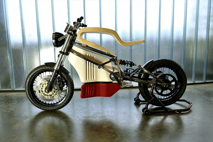 E-Raw: Cafe-Racer elettrica con sella in legno