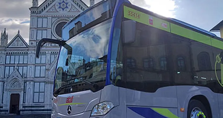 Disastro, un'auto in sosta vietata blocca 4 autobus: traffico in tilt