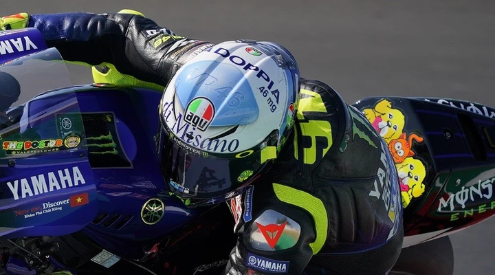 Rossi con il casco speciale 