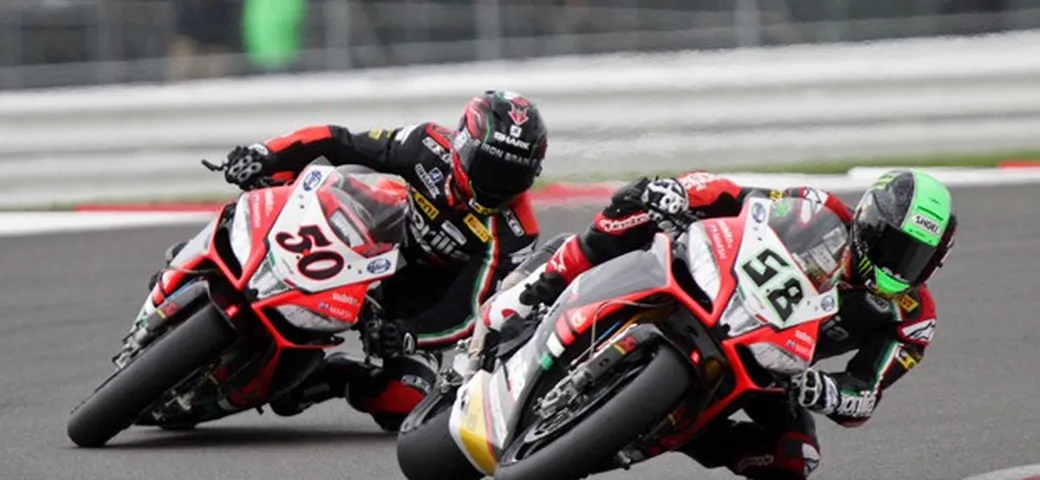 SBK Aprilia: volata mondiale per Guintoli e Laverty