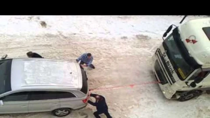 Video: Audi Q7 aiuta autotreno a riprendere la marcia su strada innevata