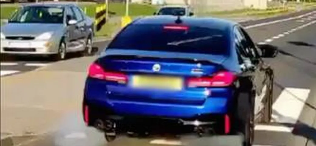 BMW M5: show infelice con abbattimento della pensilina del bus | Video