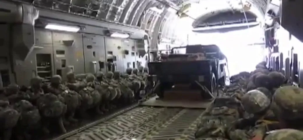 Come un Humvee viene sganciato da un aereo militare