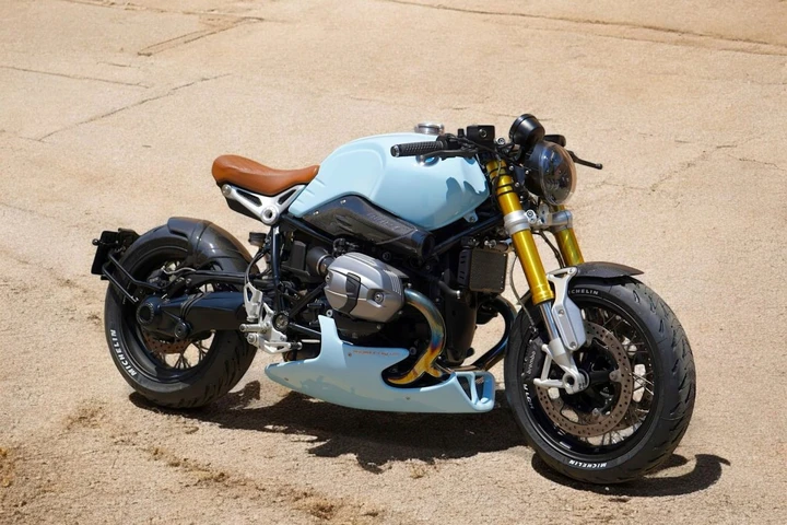 BMW R nine T Gulf: l’omaggio di Fran Manen al mito Gulf Racing su due ruote
