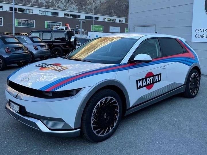 Hyundai Ioniq 5: con la livrea Martini Racing si ispira al mito