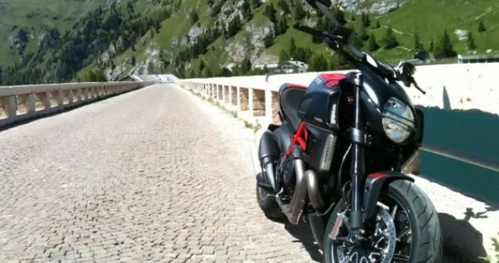 Foto del giorno: Diavel al lago Fedaia