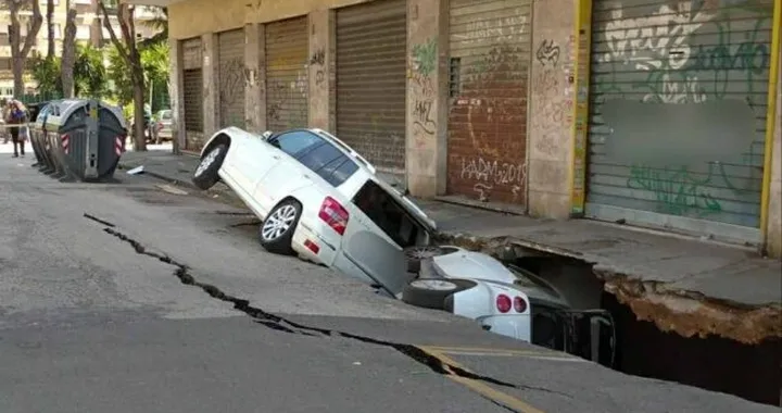 Strada da incubo a Roma: si apre voragine e inghiottisce due auto