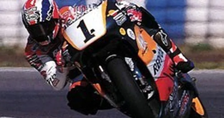 Mick Doohan in sella alla Honda di Leon Haslam